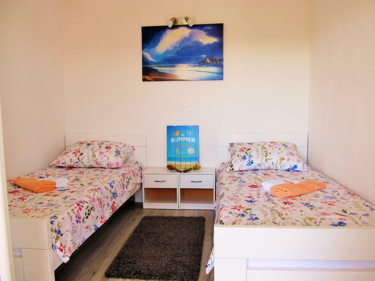 Apartmani Mala Sirena Maslenica Eksteriør bilde